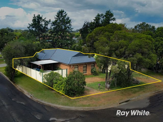 1 Lawton Place, Oakhurst NSW 2761