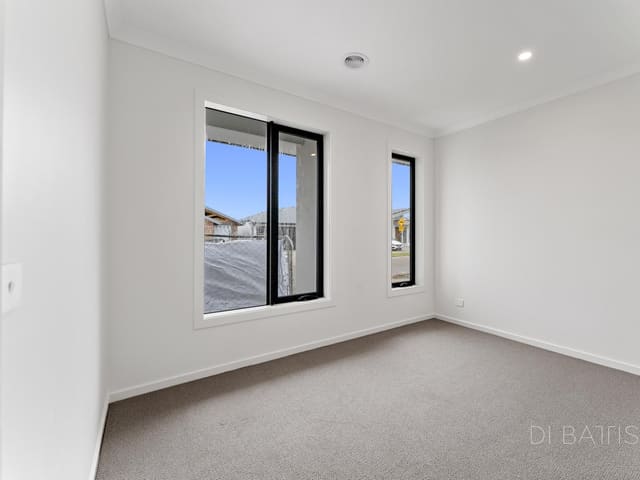 39 Plimsoll Street, Mickleham VIC photo 2