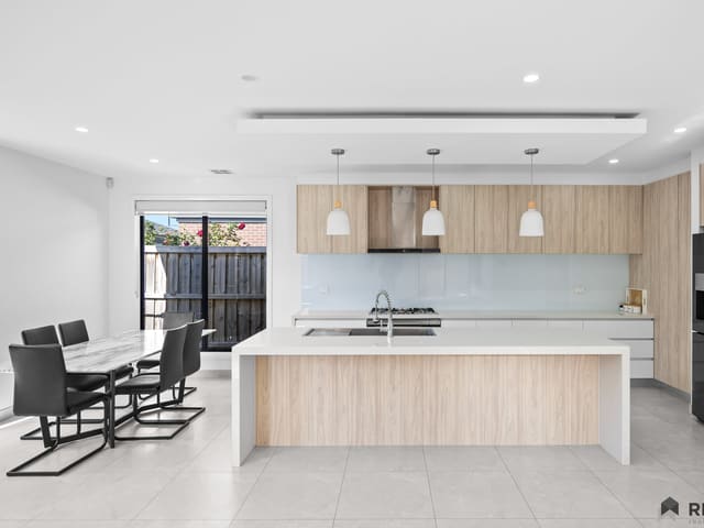 10 Hythe Place, Mickleham VIC 3064 photo 2