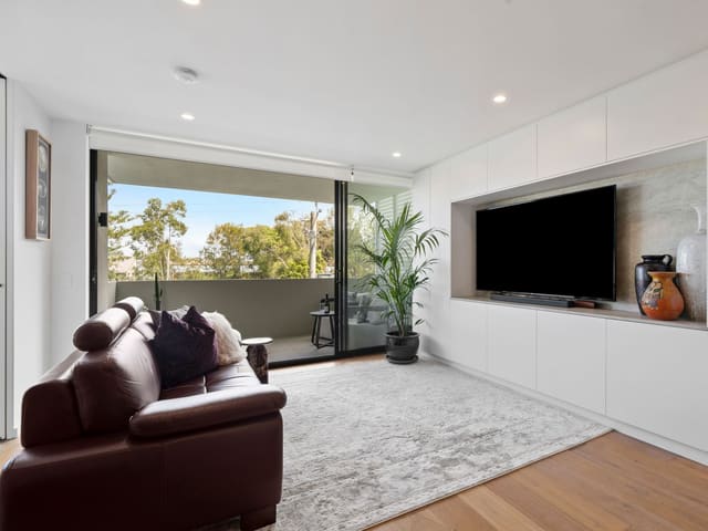 207/13-15 Haig Street, Coolangatta QLD photo 4