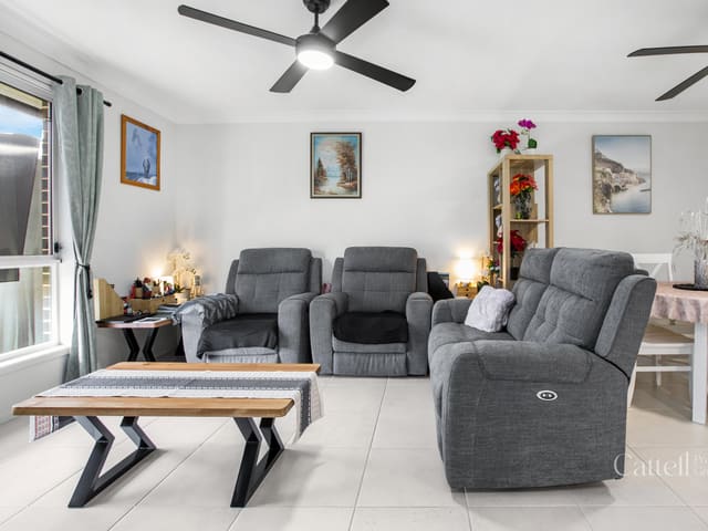 2/4 Caputar Way, Lochinvar NSW photo 2
