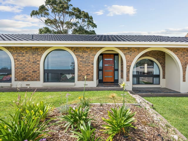 13 Coringle Crescent, Hallett Cove SA 5158 photo 2