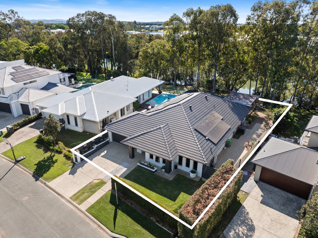 16 Waterside Esplanade, Helensvale QLD